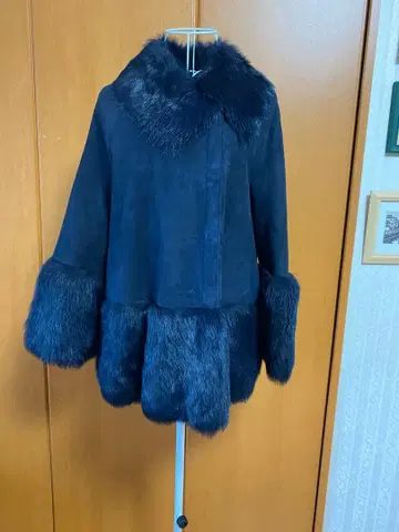 새상품급 A라인 무스탕 코트 네이비 엘레강트 M 사이즈