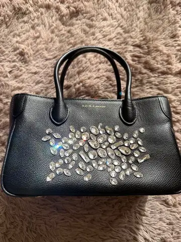 ADMJ 비쥬 장식 블랙 핸드백