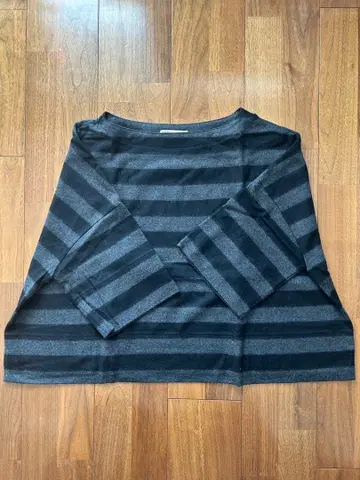 블랙과 그레이 스트라이프 오부 소매 상의