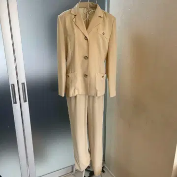 크림색 바지 정장