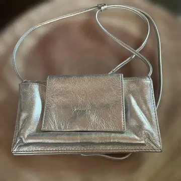 실버 가죽 플랩 숄더백
