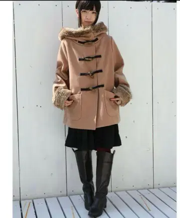 베이지 퍼 달린 더플 코트 somari