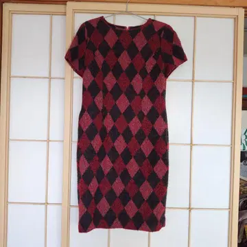 빨간색과 블랙 다이아몬드 패턴 원피스와 자켓 세트