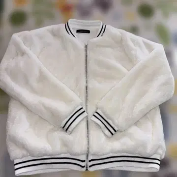 미사용에 가까운 화이트 보아 자켓 스트라이프 소매