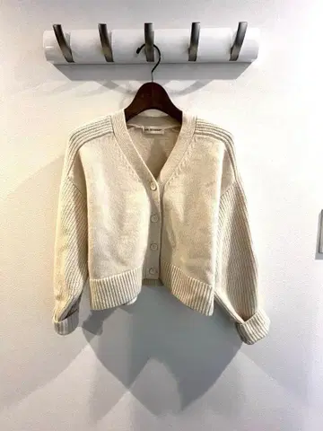 INED 아이보리 버튼 가디건