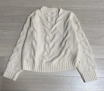 르쿠르 블랑 케이블 짜임 V넥 니트 스웨터