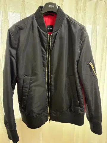 Hugo BOSS MA-1 스타일 자켓 블랙/레드