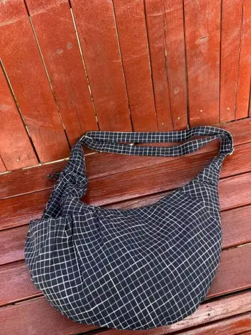 블랙과 화이트 체크 무늬 숄더백