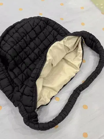 블랙 퀼팅 숄더백