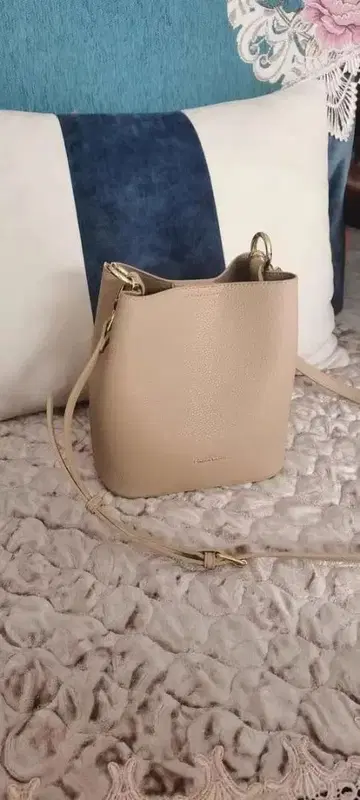 베이지 가죽 버킷 숄더백