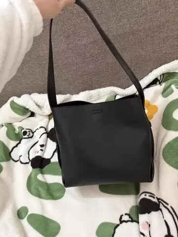 블랙 합성 피혁 숄더백