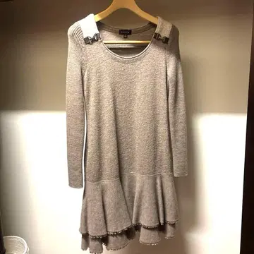 에포카 그레이 프릴 밑단 긴팔 원피스