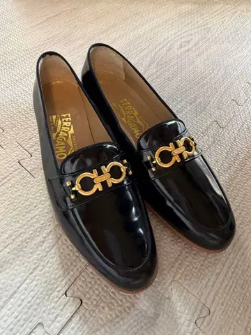 Ferragamo 블랙 로퍼 215 B