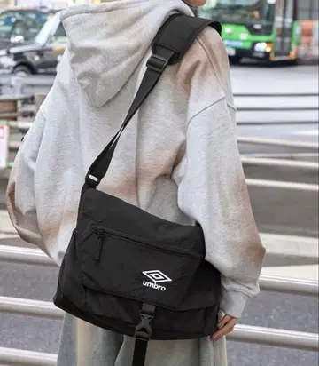 새상품 UMBRO 별주 나일론 메신저 백 블랙