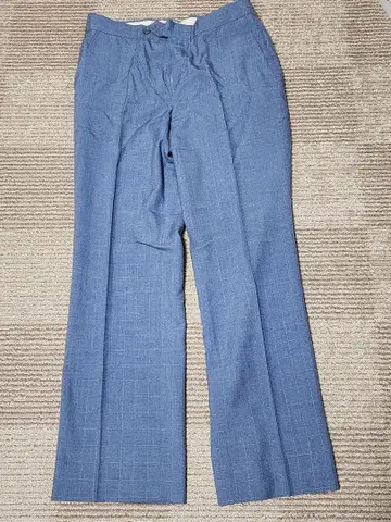 파란색 체크 무늬 슬랙스