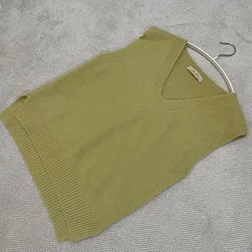 Smithi 올리브 그린 V넥 니트 베스트