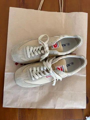 베이지 스웨이드 캐주얼 스니커즈