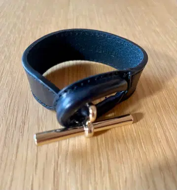 여성용 레피에 LEFIJE 블랙 가죽 토글 클로징 팔찌