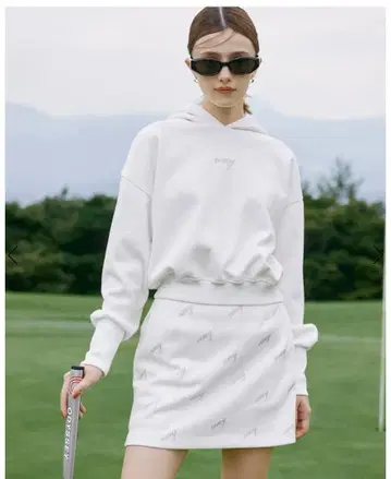 화이트 후드 부착 스커트 셋업