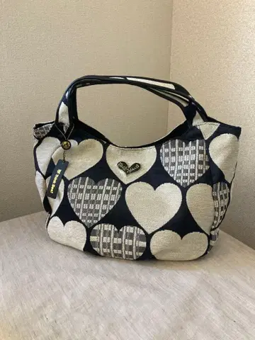 택 포함 새상품 Think Bee! 하트 무늬 핸드백 블랙 화이트