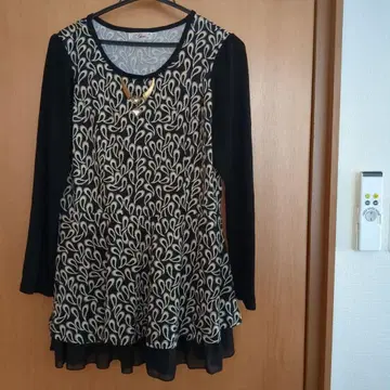 잎 패턴 긴팔 상의 목걸이풍 장식 포함