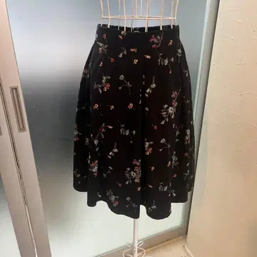 꽃무늬 플레어 스커트 무릎 기장 블랙
