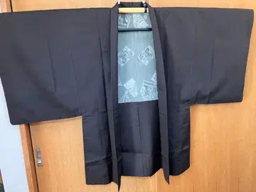 블랙에 가까운 짙은 갈색 원포인트