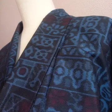 실크 명주 기모노 광택 있는 파랑과 빨간색의 기하학 패턴