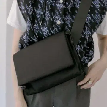 ear PAPILLONNER 볼 플랩 숄더백 바디백