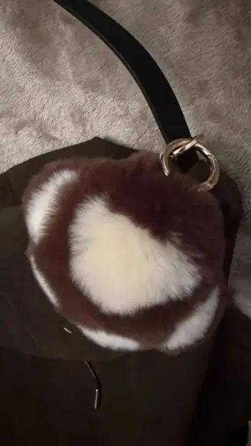 퍼 숄더백 브라운 화이트