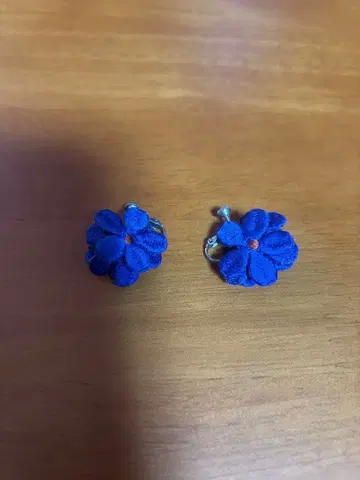 45r45rpm 파란 꽃 모양 귀찌