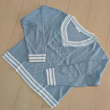 엑시즈팜 긴팔 V넥 니트 펄 장식 라이트 블루 계열 사이즈 M