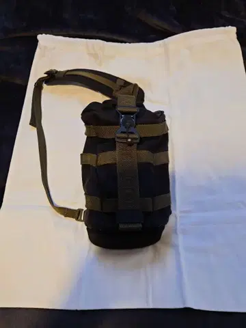 나일론 소재 숄더백 블랙