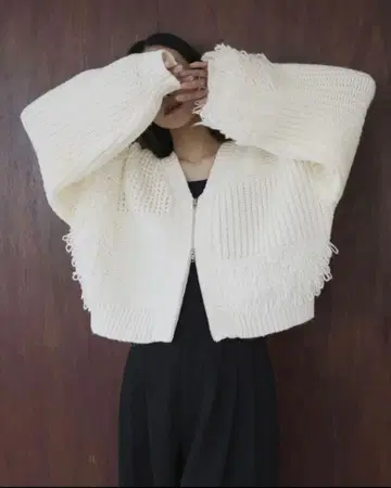 새상품 짜임 절개 프린지 숏 니트 가디건 아이보리 hellam