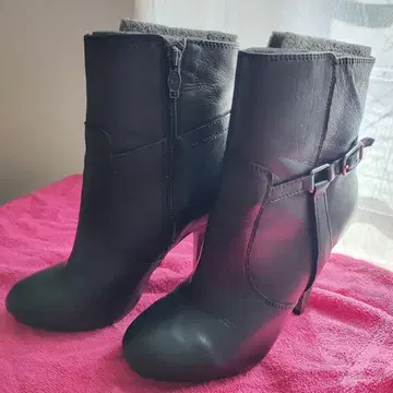 블랙 합성 피혁 부티 하이힐