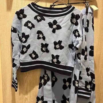 꽃무늬 라이트 블루 긴팔 니트 스웨터 셋업