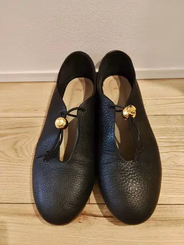 _Fot METAL BALL FLAT SHOES