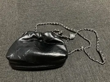 블랙 숄더백 개더 디테일