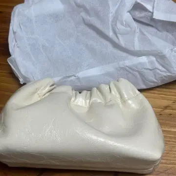 아이보리 개더 가공 숄더백