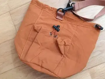 오렌지 숄더백 메쉬 포켓 부착