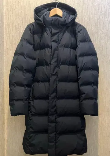 유니클로 심리스 다운 롱 코트 남성용 L 사이즈