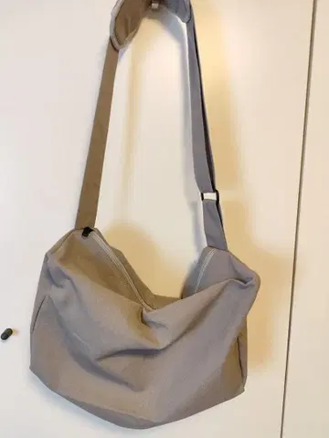 그레이 숄더백 탈부착 파우치 포함