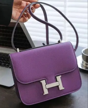 보라색 숄더백 H형 금장 장식 포함