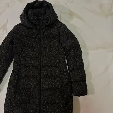 유니클로 레오파드 무늬 다운 코트 후드 부착 블랙 그레이