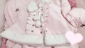 디어마이러브 퍼 폼폼 하트 비쥬 리본 케이프 코트