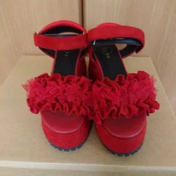 프릴 장식 레드 웨지 샌들