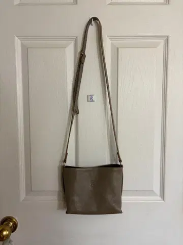 그레이 가죽 숄더백