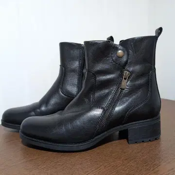 블랙 가죽 부츠 지퍼 포함
