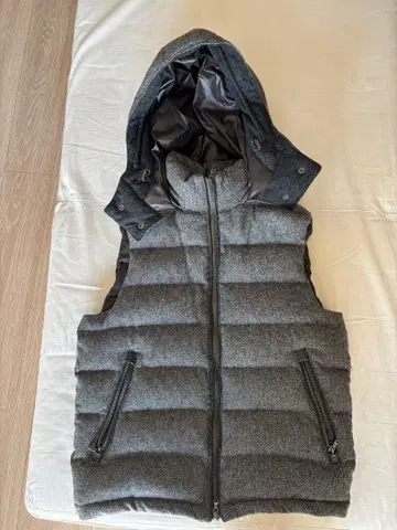 후드 부착 그레이 퀼팅 다운 베스트