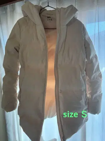 유니클로 심리스 화이트 다운 자켓 사이즈 S 후드 부착